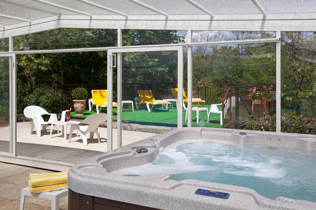 Logis Hotel Restaurant Les Cedres Жоаюз Екстериор снимка