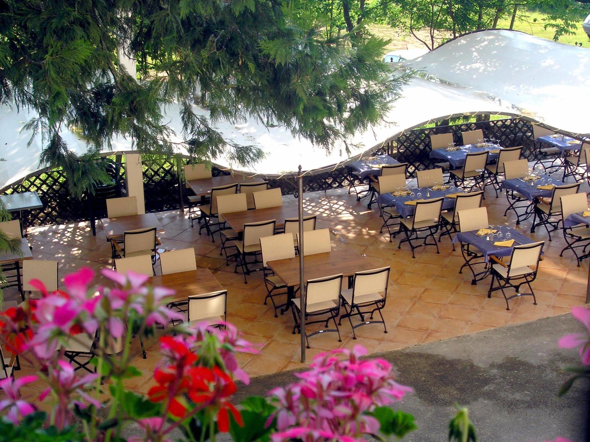 Logis Hotel Restaurant Les Cedres Жоаюз Екстериор снимка